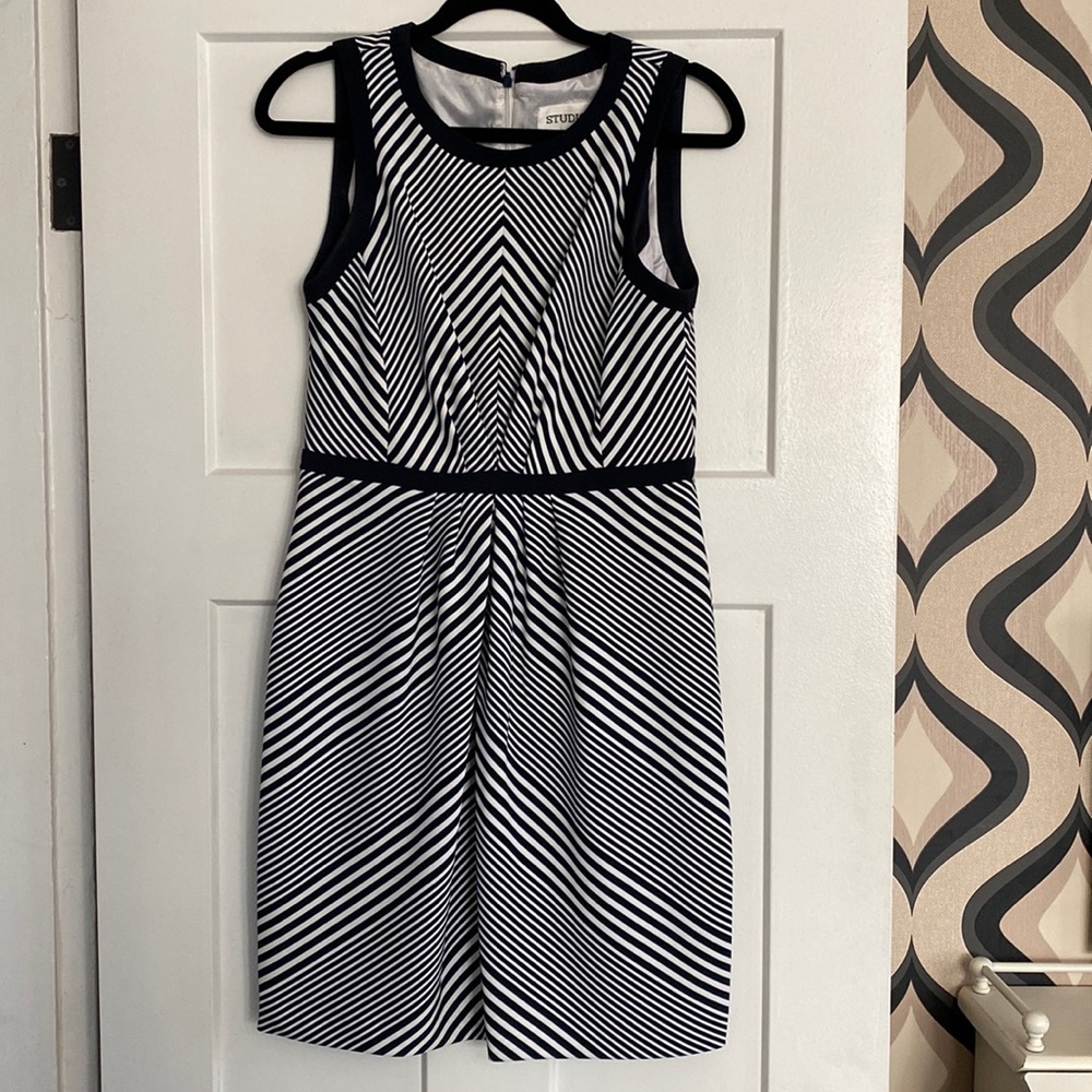EUC white and navy chevron dress size 8